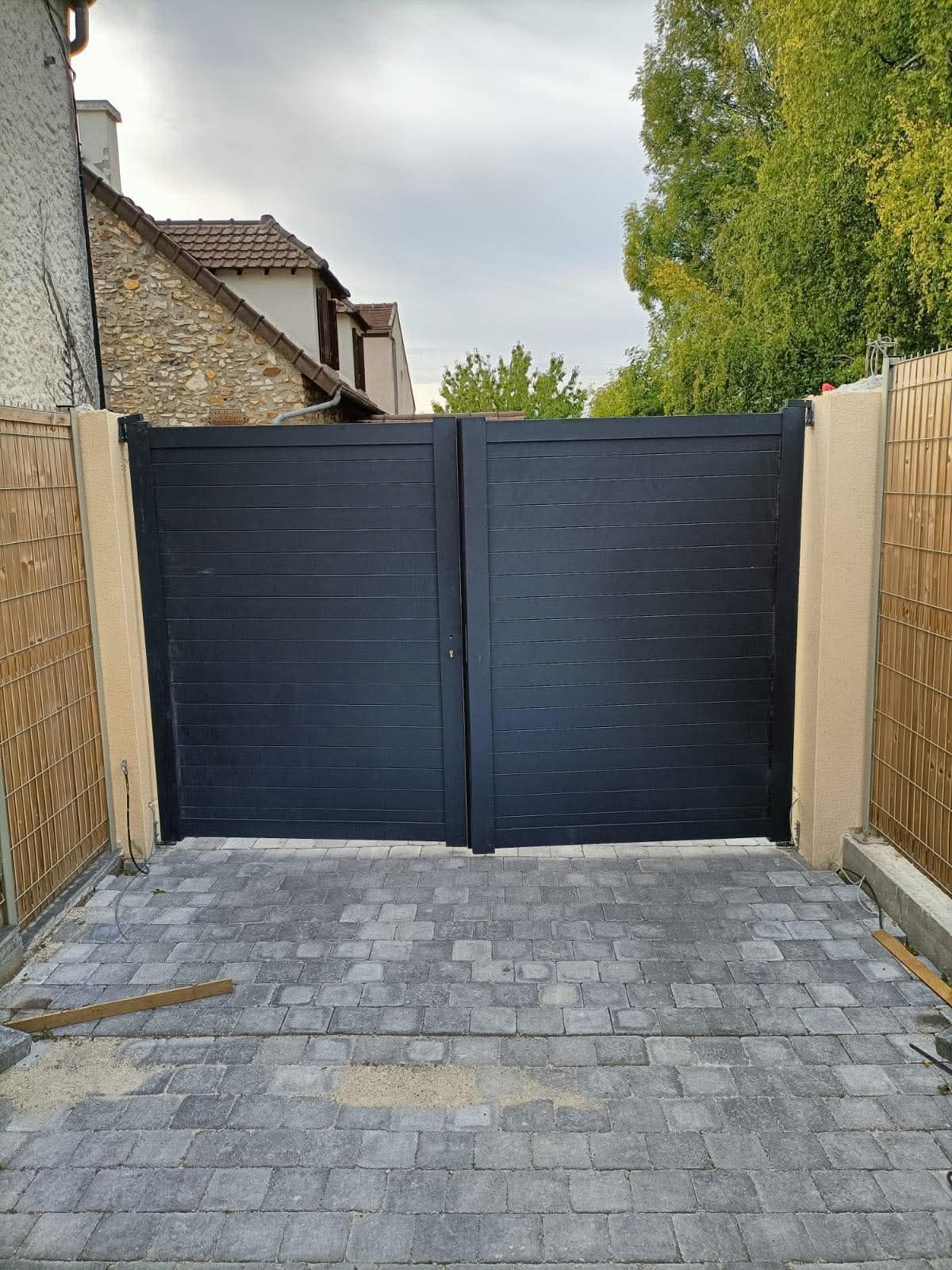 Fenêtre en PVC blanc ouvrante avec vue sur jardin et moustiquaire intégrée