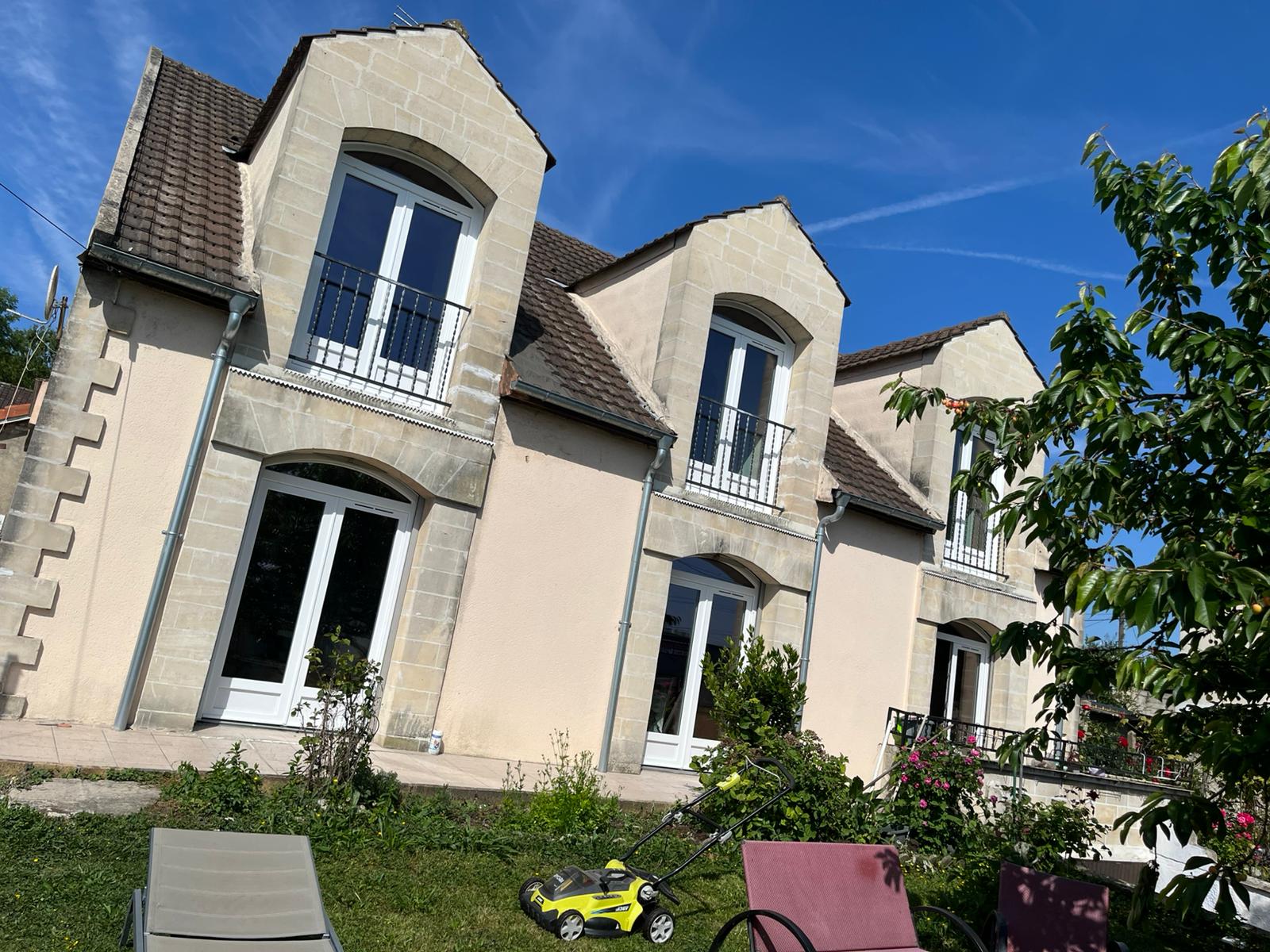 Intérieur avec fenêtre et canapé jaune